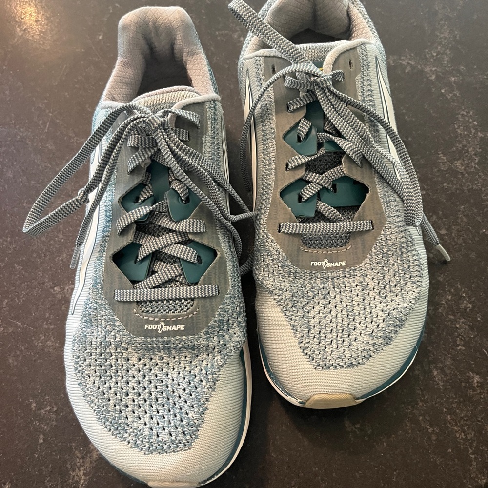 Women’s Altra athletic shoes. In very good used condition.  Teal/gray.